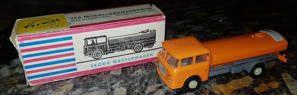 Упаковка вместе с моделью Wasserwagen/Sprengwagen от фабрики Permot